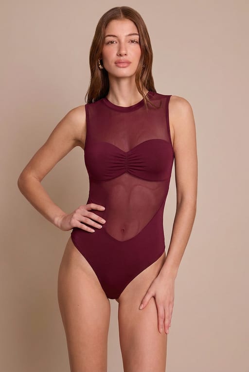 Body en mesh drapé — vue 3